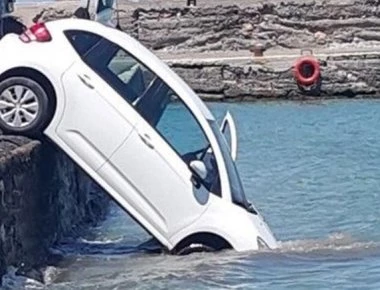 Κρήτη: Τουρίστες έριξαν το αυτοκίνητό τους στη θάλασσα (φωτό)